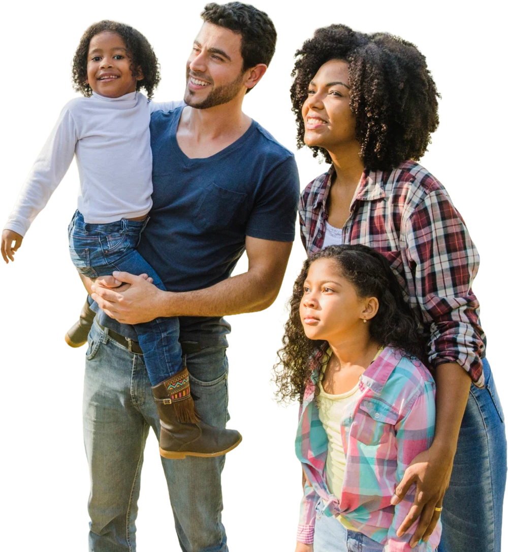 Familia feliz con su nueva vivienda